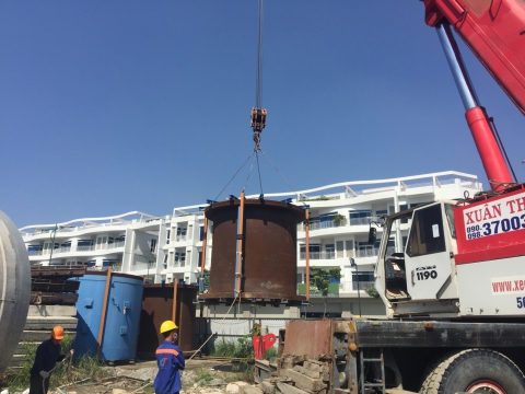 TẢI HÀNG LÊN CONTAINER VÀ CHẰNG BUỘC HÀNG KHUÔN ĐƯỜNG ỐNG BETON