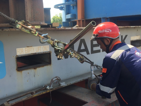 TẢI HÀNG LÊN CONTAINER VÀ CHẰNG BUỘC HÀNG KHUÔN ĐƯỜNG ỐNG BETON
